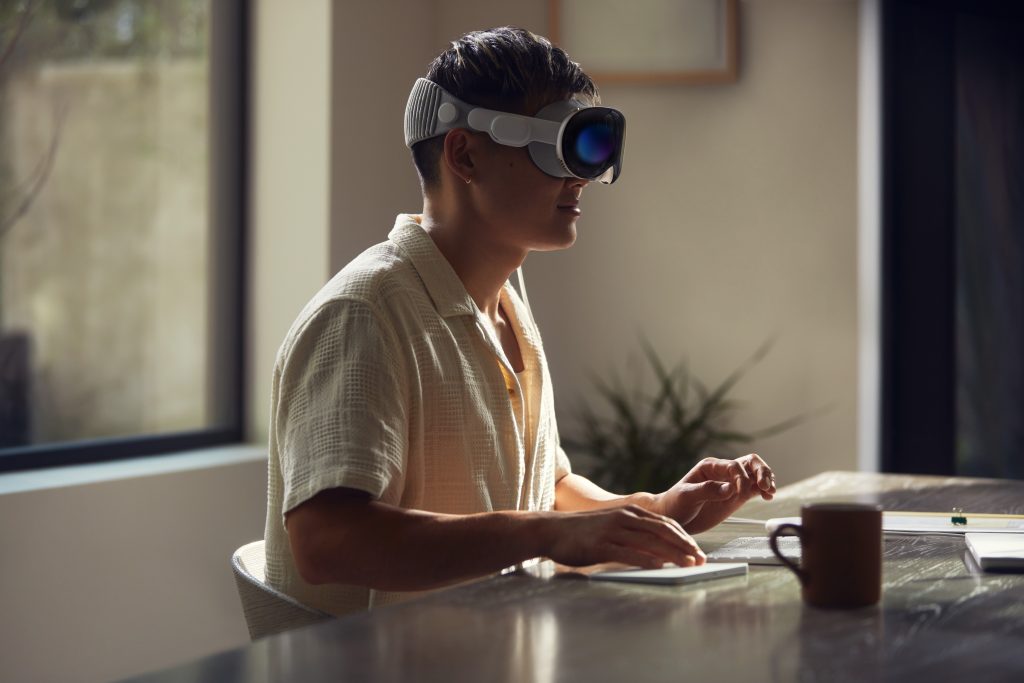 Die bahnbrechenden Innovationen in der Apple Vision Pro ermöglichen magische neue Erlebnisse bei der Arbeit und zuhause.
