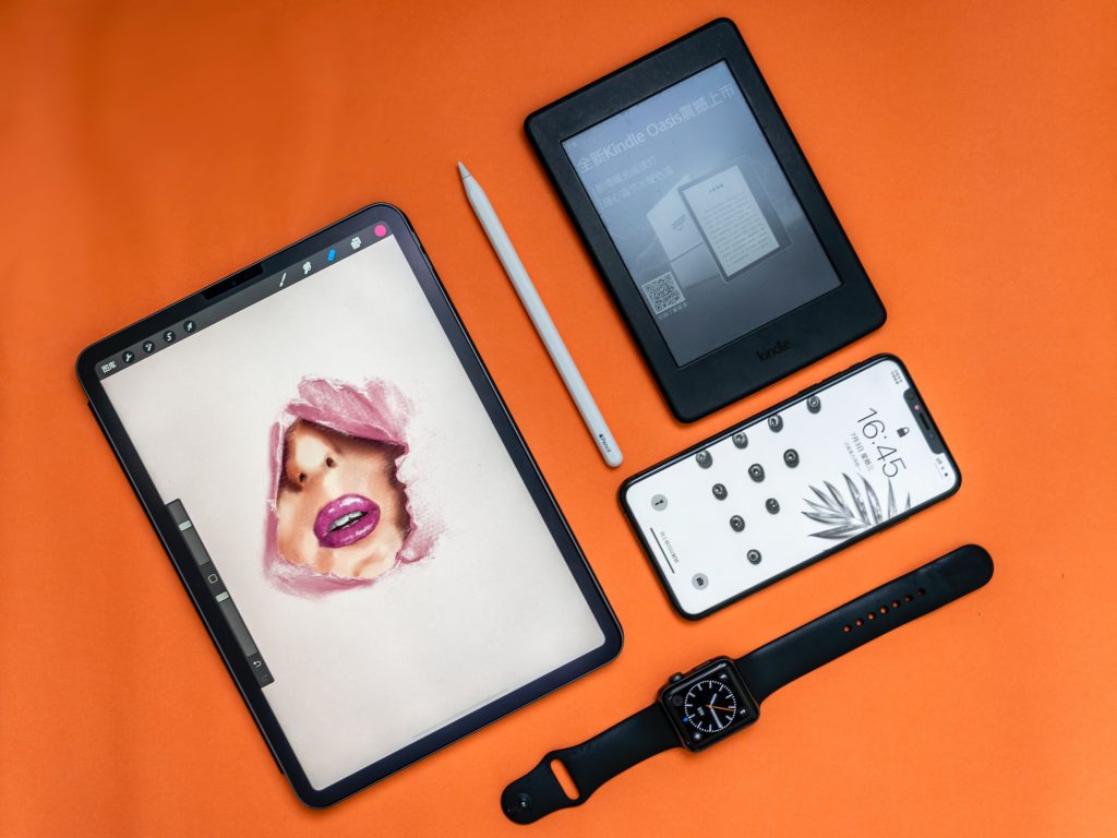 Hintergrundbild mit iPad, Apple Pencil, Smartphone, Smartwatch, E-Book als Hintergrund für Blogbeitrag.